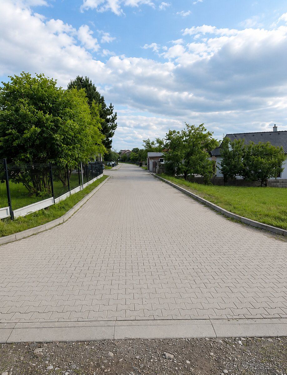 Stavebný pozemok 837 m² – Uzovce, nová ulica, ideálne pre ro