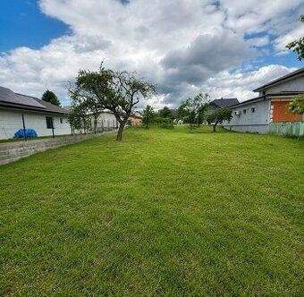 Stavebný pozemok 837 m² – Uzovce, nová ulica, ideálne pre ro