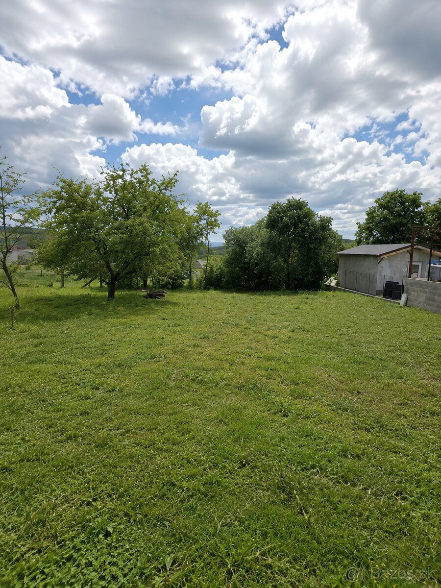 Stavebný pozemok 837 m² – Uzovce, nová ulica, ideálne pre ro