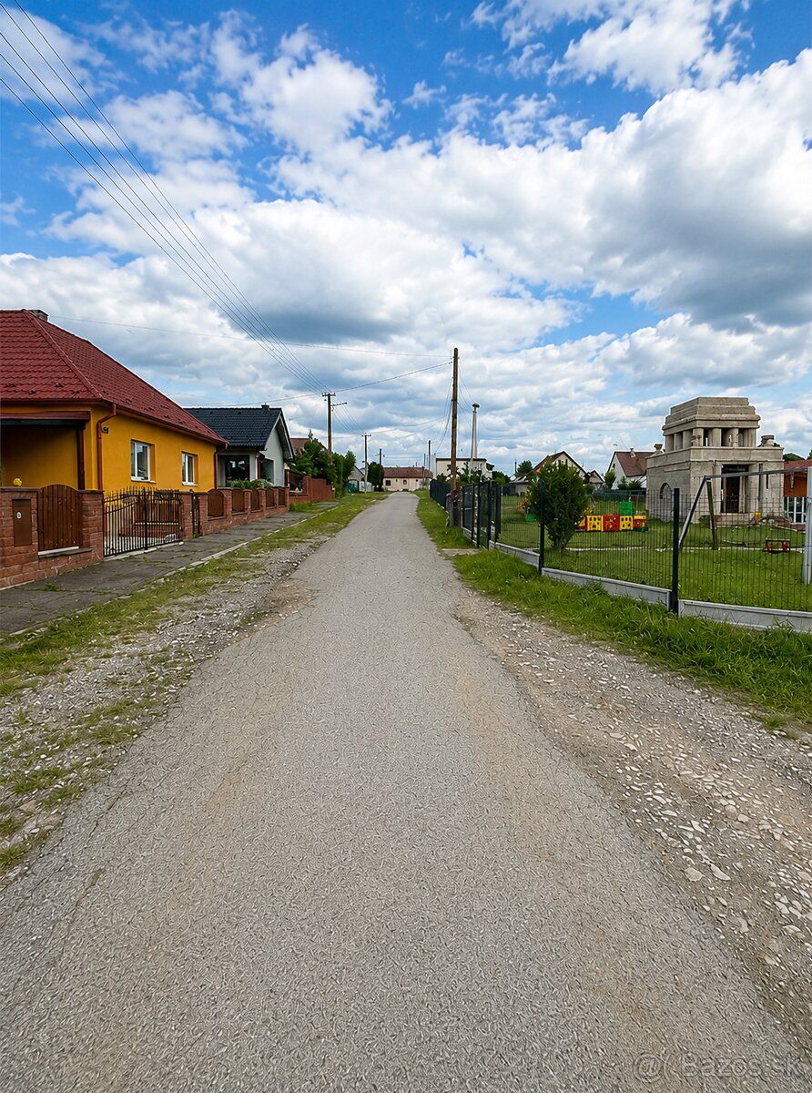 Stavebný pozemok 837 m² – Uzovce, nová ulica, ideálne pre ro