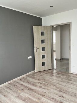 PRIESTRANNÝ 3-IZBOVÝ BYT PO KOMPLETNEJ REKONŠTRUKCII | GARÁŽ