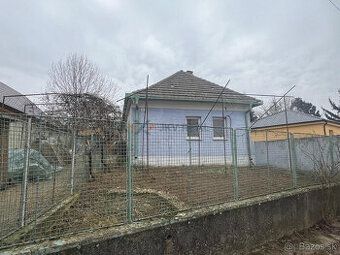 Ponúkame na predaj rozostavanú stavbu spolu s pozemkami v ce