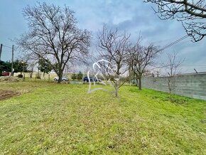 Ponúkame na predaj dva pekné 8 a 12 árové rovinaté pozemky v