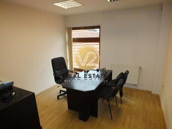 Maroš Vereš +421 904 086 200 e-mail:
V2 Real Estate vám ponú