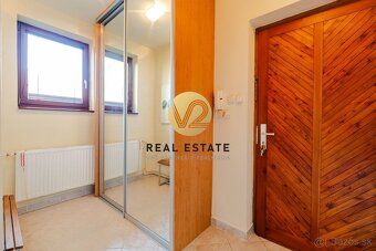 Maroš Vereš +421 904 086 200 e-mail:
V2 real estate ponúka n