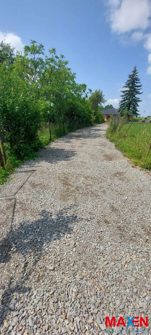 Ponúkame na predaj pozemok na rodinný dom v intraviláne obce