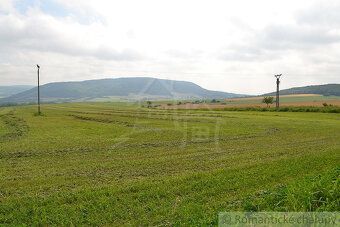 Pozemok o rozmeroch 24 x 70 metrov sa nachádza na okraji obc