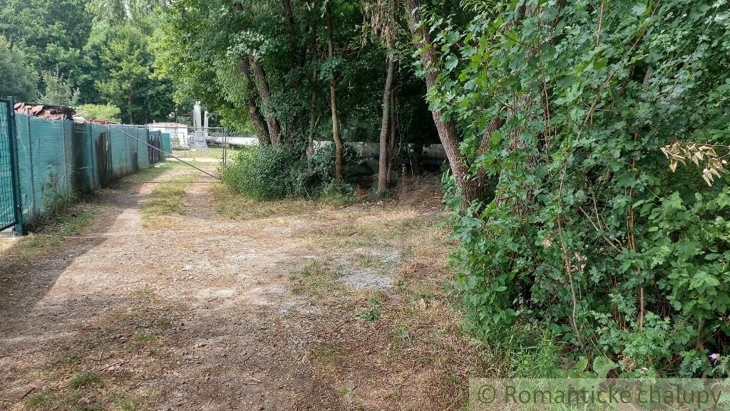 Rovinatý, oplotený pozemok v tvare trojuholníka v rozmeroch 