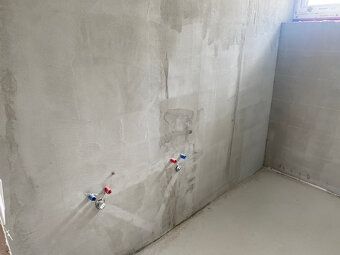 Túžite po bývaní v novostavbe domu a nemáte čas stavať?
Tu j