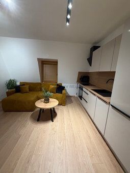 legantný 3-izbový podkrovný byt v centre mesta – kompletne z