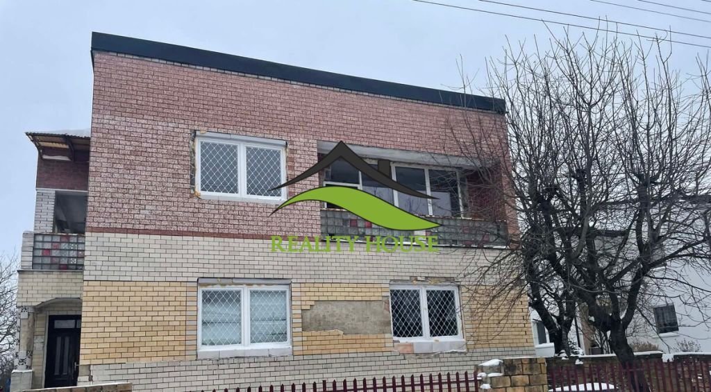 REALITY HOUSE Vám ponúka : Na predaj priestranný dvojpodlažn