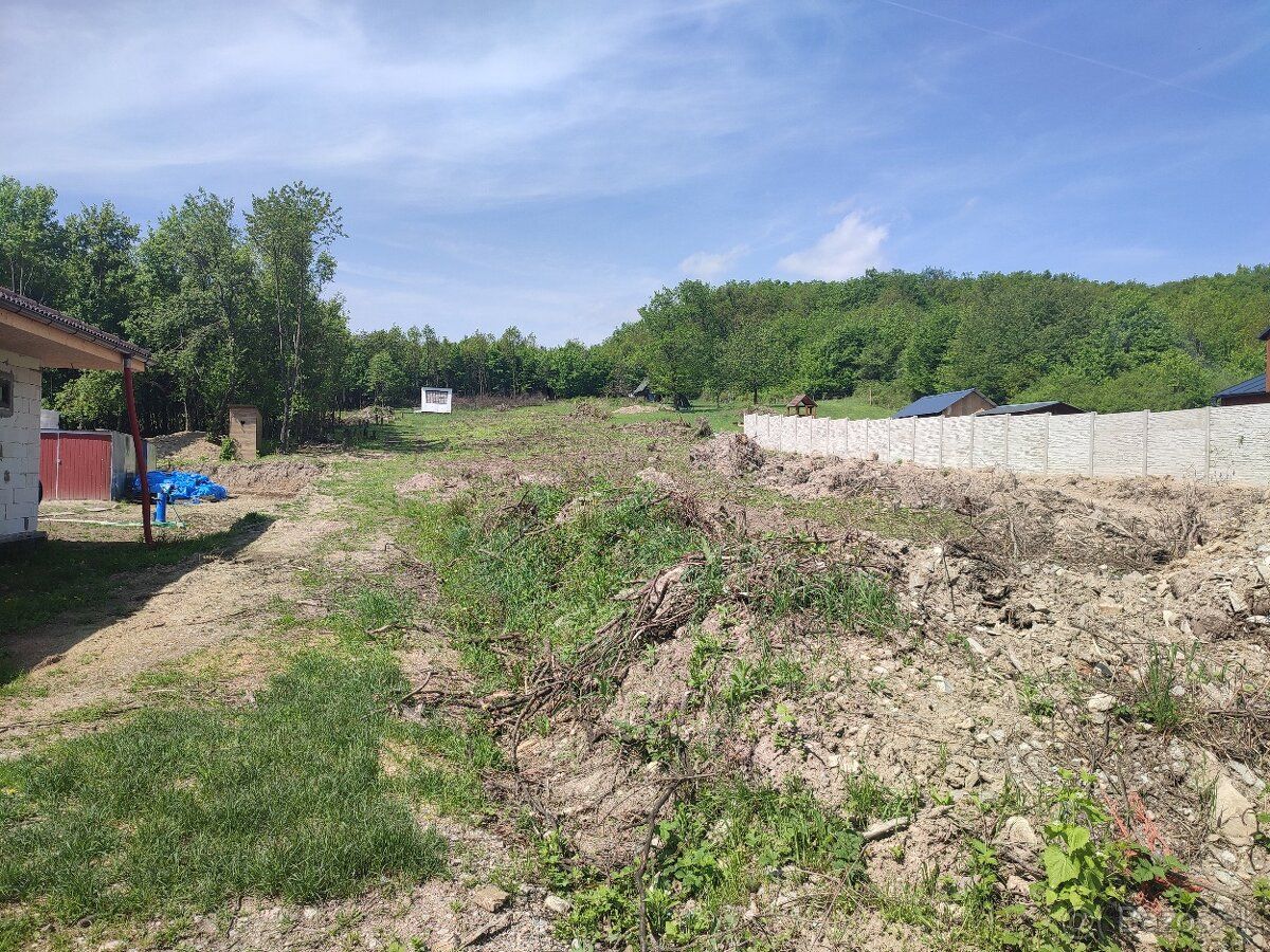 Predaj pozemok na stavbu domu v obci Klokočov. Pozemok má vý
