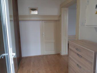 Dám do dlhodobého prenájmu priestranný(45m2), zariadený jedn