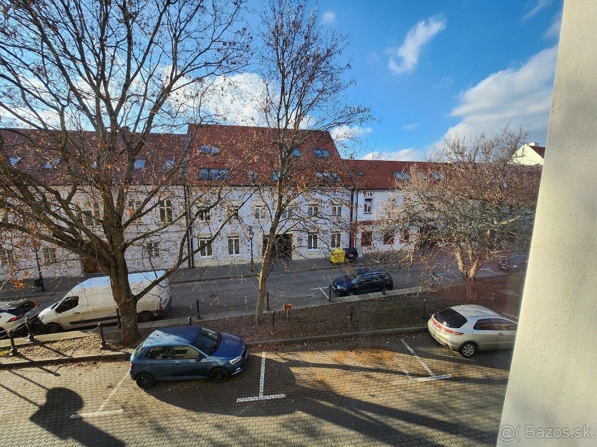 Ponúkame na prenájom zariadený apartmán priamo v centre Trna