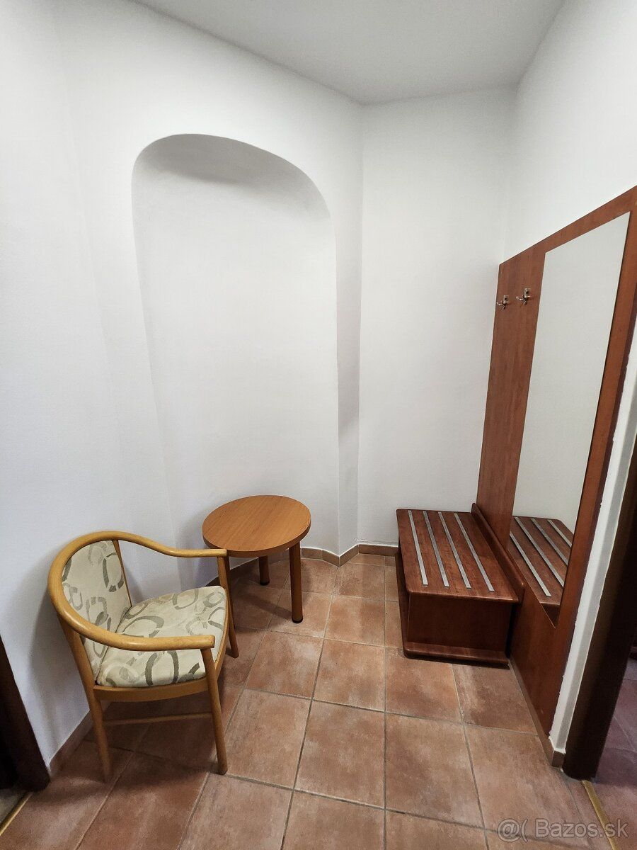 Ponúkame na prenájom zariadený apartmán priamo v centre Trna