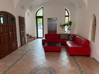 Ponúkame na prenájom zariadený 1-izbový apartmán priamo v ce