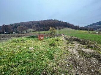 Ponúkame na predaj slnečný, mierne svahovitý pozemok o výmer