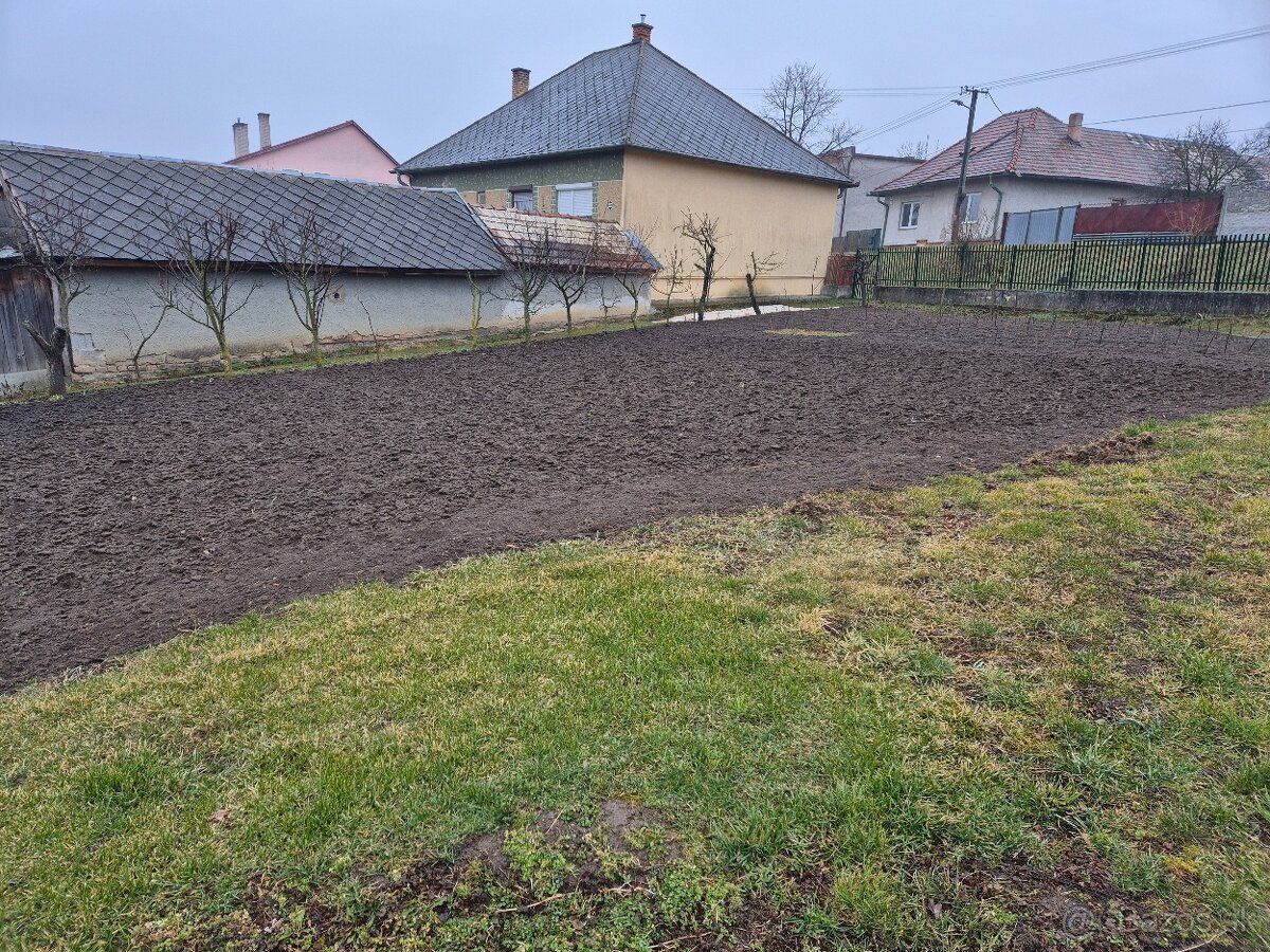 Ponúkame Vám na predaj stavebný pozemok v obci Svodín. Rozlo
