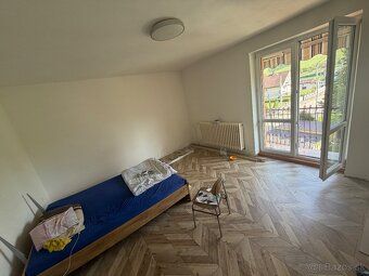 Byt prešiel čiastočnou rekonštrukciou a ponúka komfortné býv