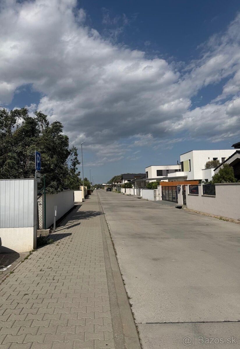 Ponúkame na predaj parkovacie státie na adrese Kukučínova 4,