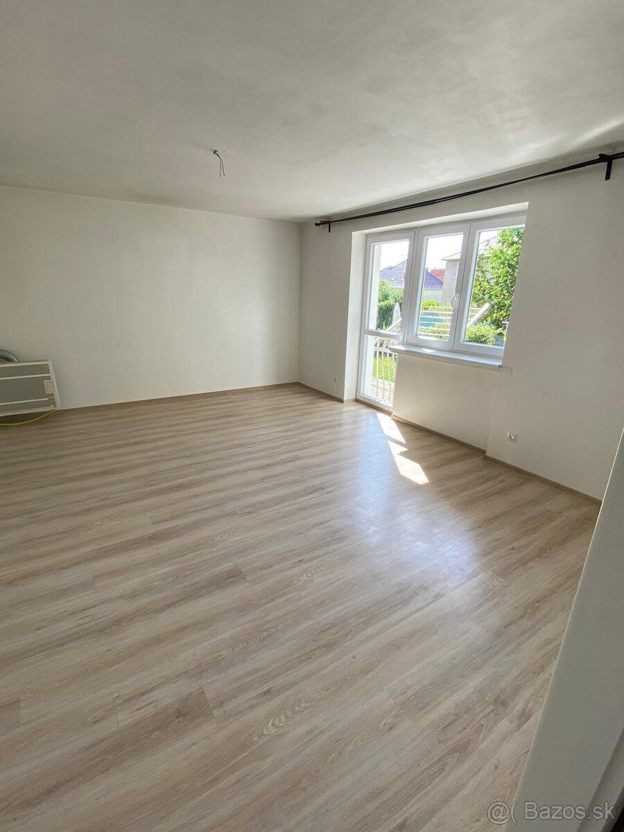 Prenajmem 3 izbový zariadený byt v Hlohovci. K dispozícii pa