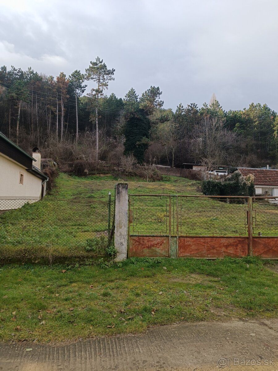 Predám stavebný pozemok v obci Modrová – ideálny pre výstavb