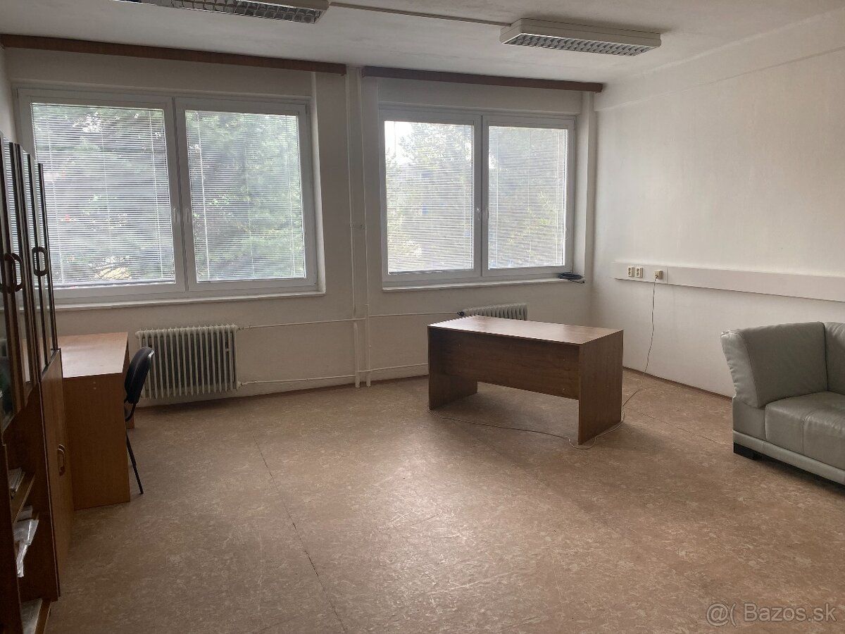 Ponúkame na prenájom kanceláriu na 1. poschodí administratív