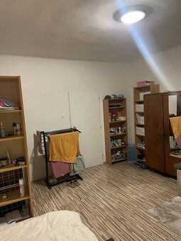 Ponúkame na prenájom izbu v rodinnom dome na 1. poschodí na 
