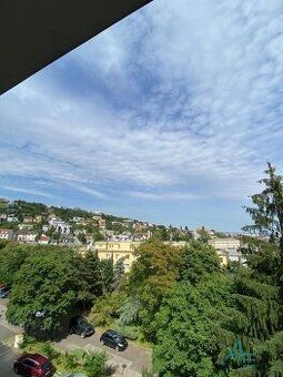 Ponúkame na prenájom izbu v rodinnom dome na 1. poschodí na 