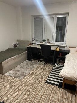 Ponúkame na prenájom izbu v rodinnom dome na 1. poschodí na 