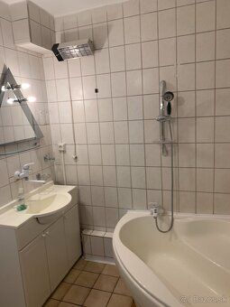 Ponúkame na predaj priestranný 1-izbový byt s výmerou 39 m²,