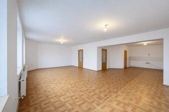 Ponúkame na predaj priestranný apartmán s 3-izbovou dispozíc