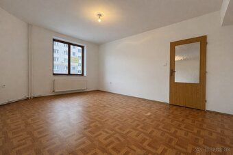 Ponúkame na predaj priestranný apartmán s 3-izbovou dispozíc