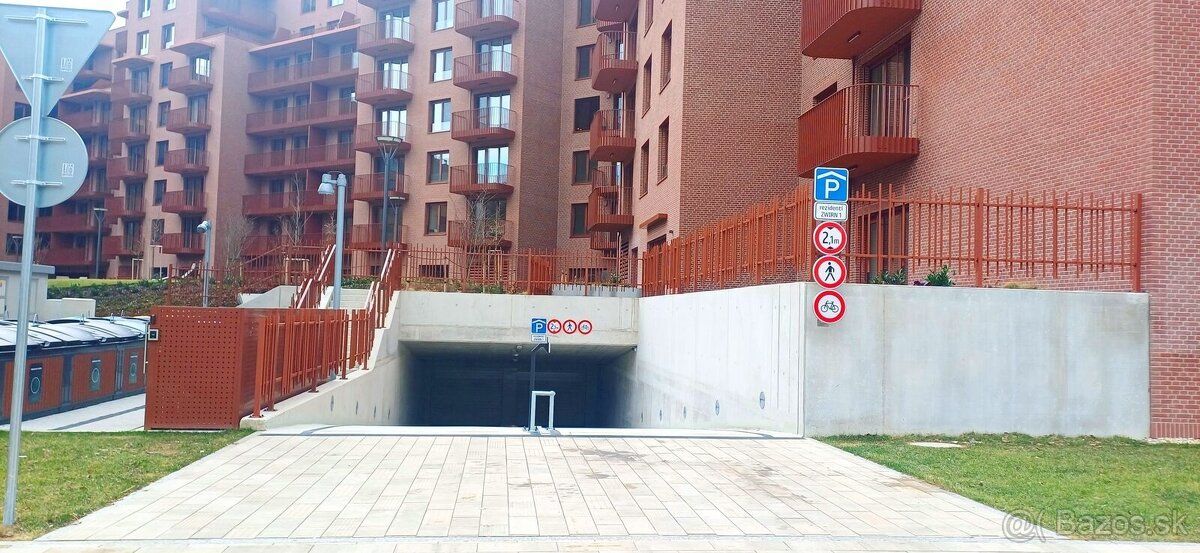 Realitná kancelária REMAX Diamond ponúka na prenájom 2 garáž