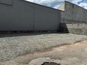 Ponúkam parkovacie miesta na dlhodobý prenájom v stráženom a