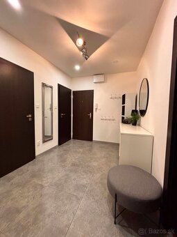 EXKLUZÍVNE NA PREDAJ – Veľkometrážny 3-izbový byt po komplet