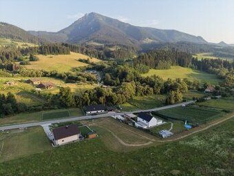 Ponúkame na predaj 2 stavebné pozemky v lokalite lyžiarskeho