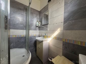 Predstavte si, že stojíte pri dverách rodinného domu, ktorý 