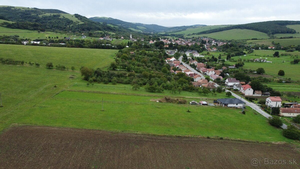 Ponúkame na predaj stavebný pozemok s výmerou 1417 m², situo