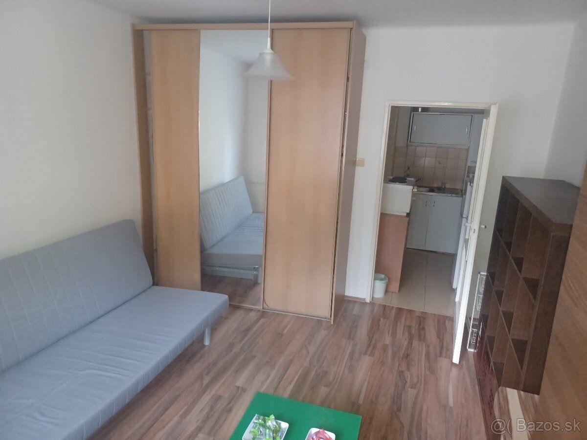 Ponúkame do nájmu garsónku (vlastnú) pri ZŠ O.NEPELU, 22m2, 