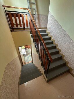 Dom bol skolaudovaný v roku 1975 a je postavený na pozemku o
