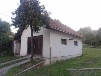 Ponúkam na predaj atraktívny, slnečný pozemok v tichej a mal
