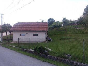 Ponúkam na predaj atraktívny, slnečný pozemok v tichej a mal