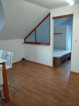 Ponúkame na dlhodobý prenájom 2-izbový podkrovný byt na 4. p