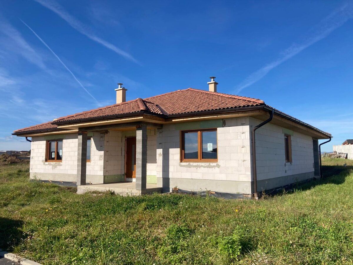 Rozostavaný rodinný dom v novej časti obce Mikušovce – skvel