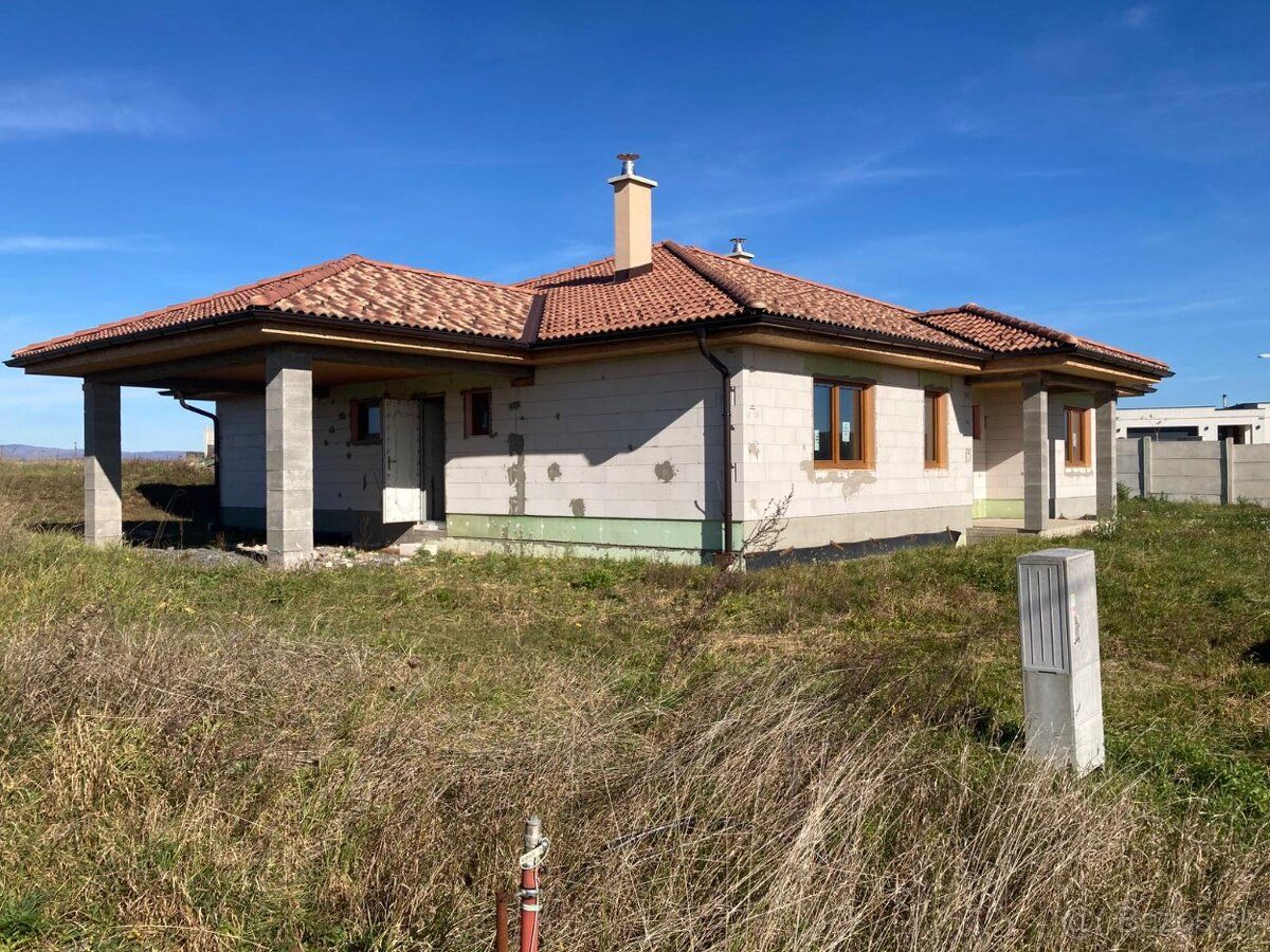 Rozostavaný rodinný dom v novej časti obce Mikušovce – skvel