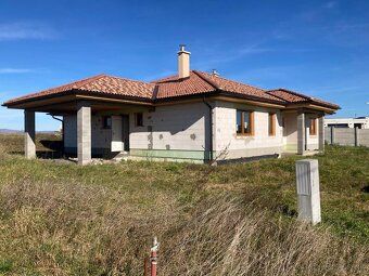 Rozostavaný rodinný dom v novej časti obce Mikušovce – skvel