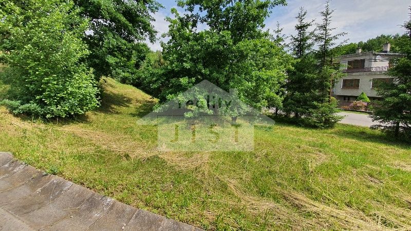                             Pozemok o výmere 800m2 a ideálne