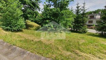                             Pozemok o výmere 800m2 a ideálne