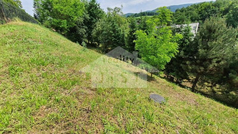                             Pozemok o výmere 800m2 a ideálne